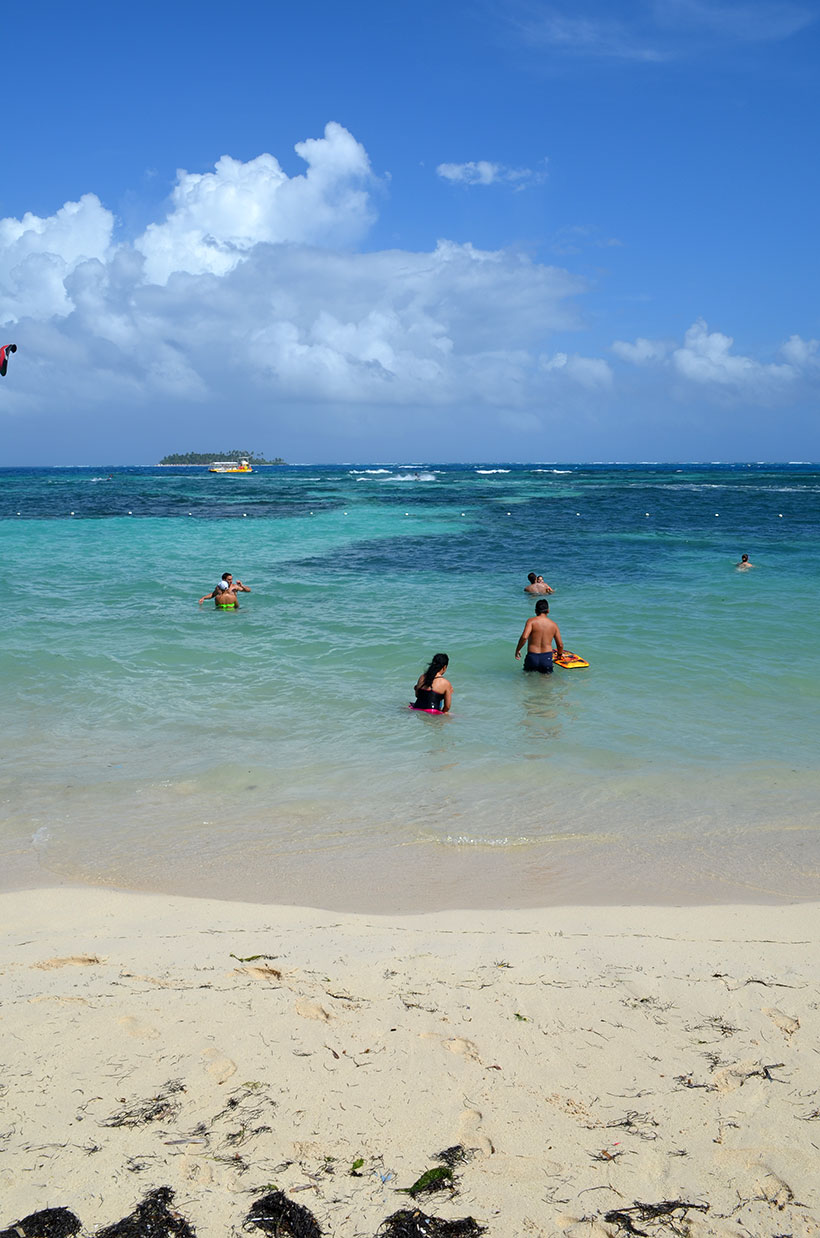 Países onde brasileiros não precisam de passaporte:  Praia em San Andrés, ilha do Caribe na Colômbia