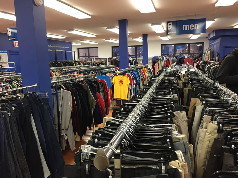 Variedade impressionantes de roupas usadas para venda em uma loja da Godwill