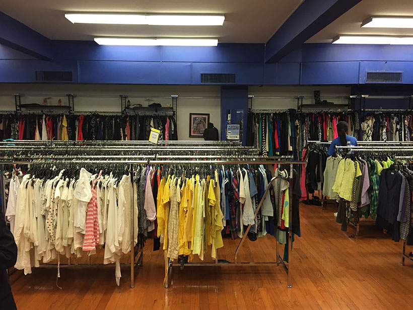 Roupas de marca, com qualidade, em loja da Godwill nos EUA