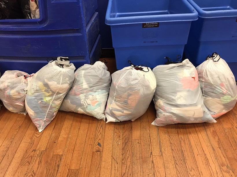 Comprar roupa usada em Nova York: Doações prontas para serem catalogadas em loja da Godwill