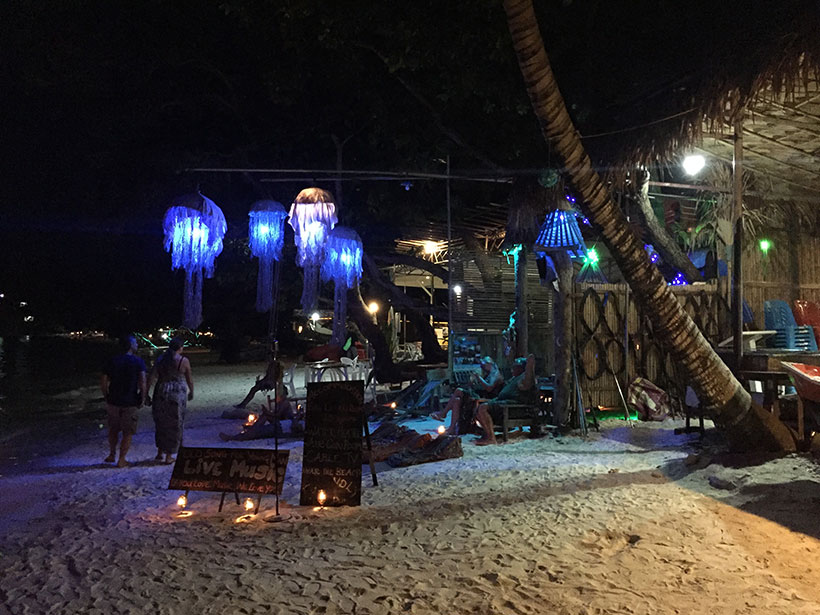 Barzinho decorado para a noite em Pattaya Beach