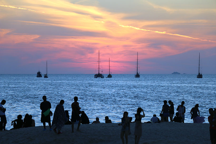 Final de dia espetacular em praia no sul da Tailândia