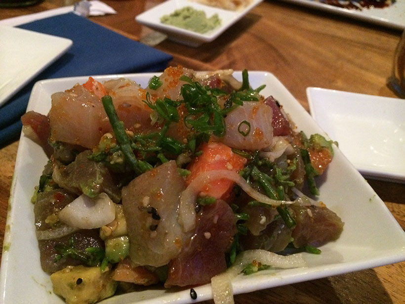 Poke, salada com peixe cru tradicional no Havaí