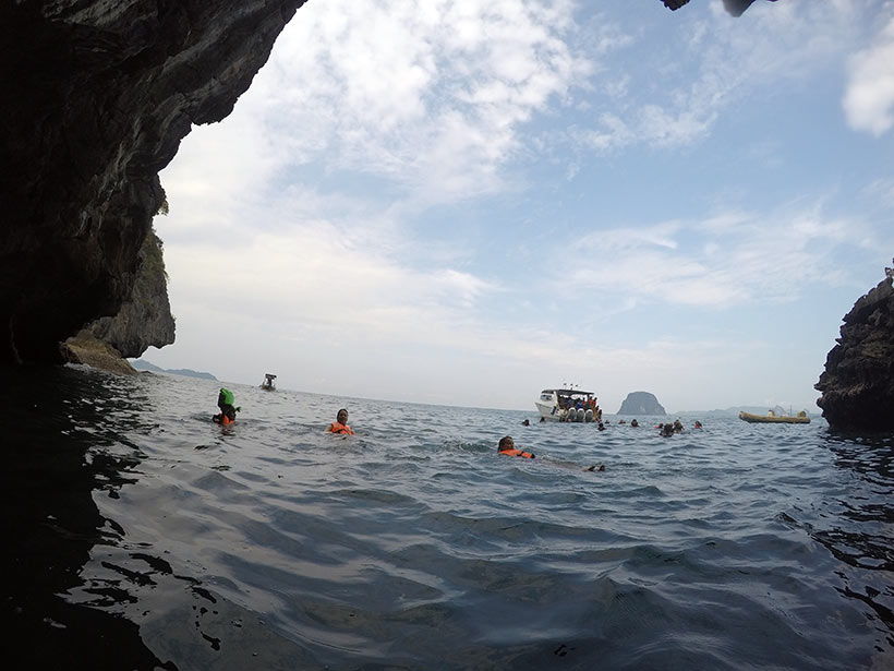 Para visitar a praia foi preciso adentrar nadando por uma caverna