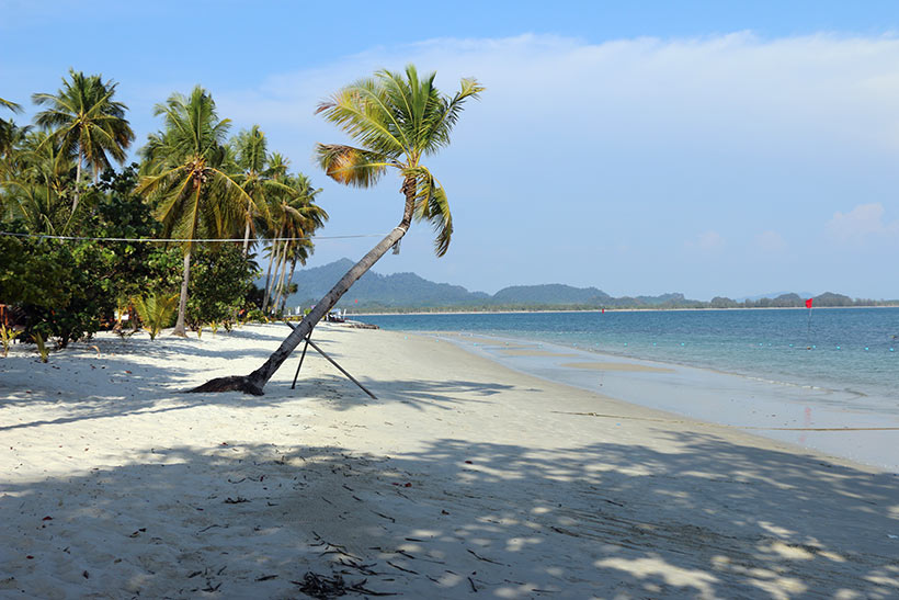 Praia em resort da ilha de Koh Mook