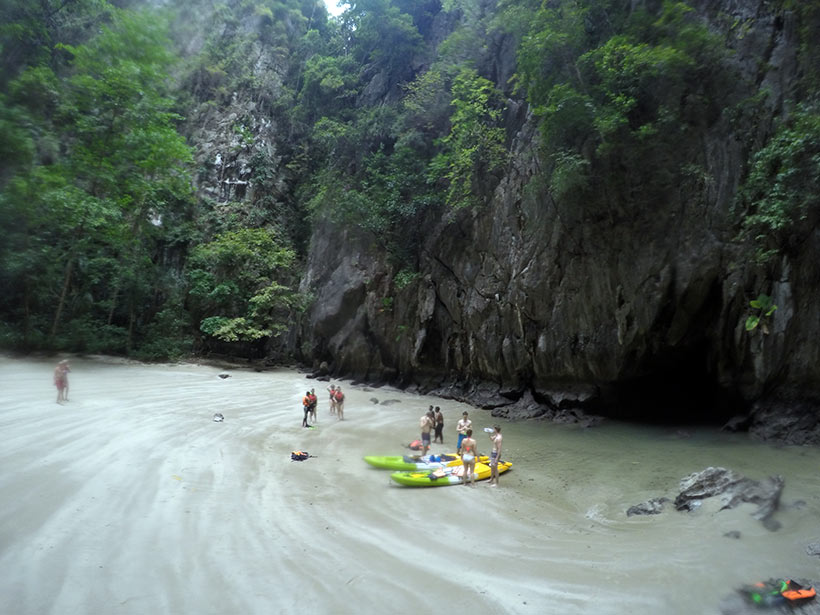 Praia secreta, acessível por um buraco nas rochas