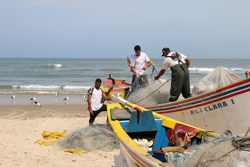 Pescadores recolhem redes na praia do Cardoso