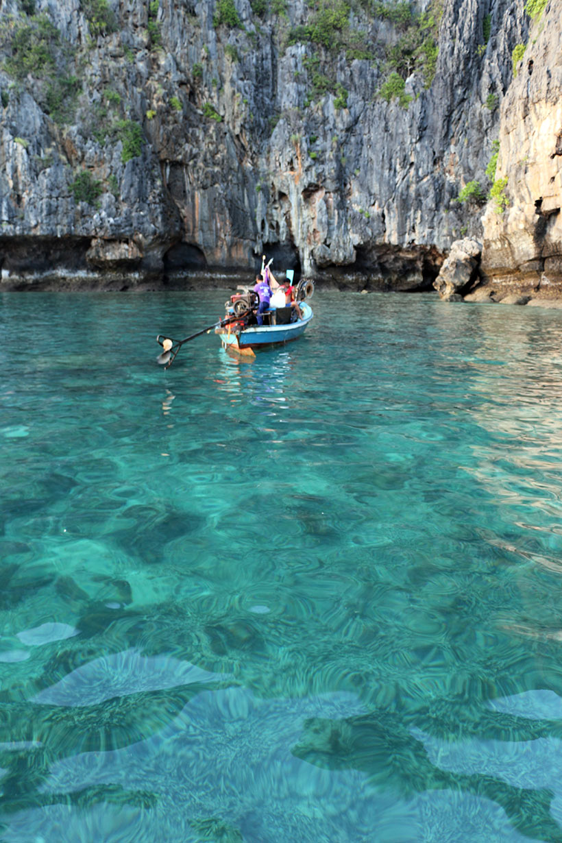 Tonalidades múltiplas de azul nas águas de Phi Phi Lee