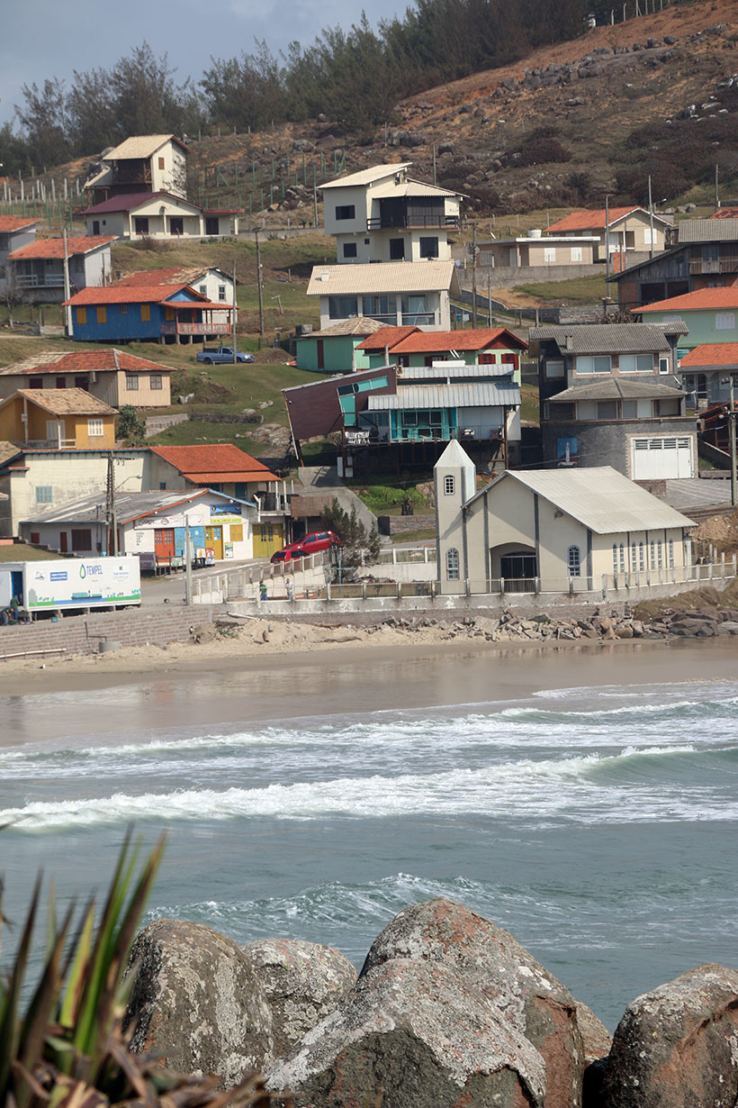 Praia, igreja e o vilarejo do Farol de Santa Marta