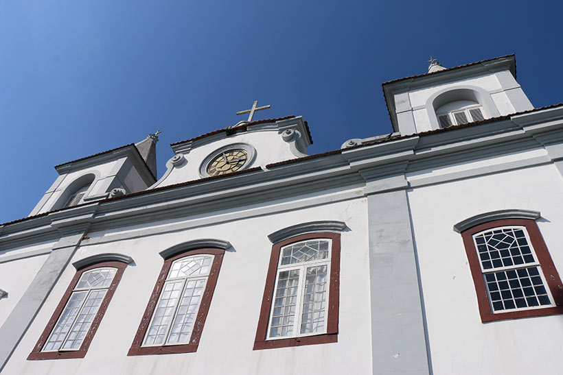 Contrastes entre o azul do céu e o branco da igreja de Laguna