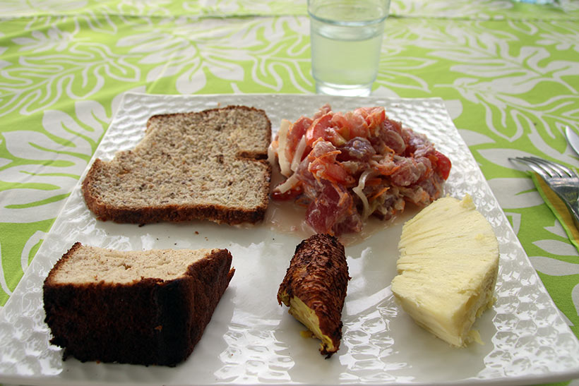 Prato pronto pro almoço na Polinésia Francesa