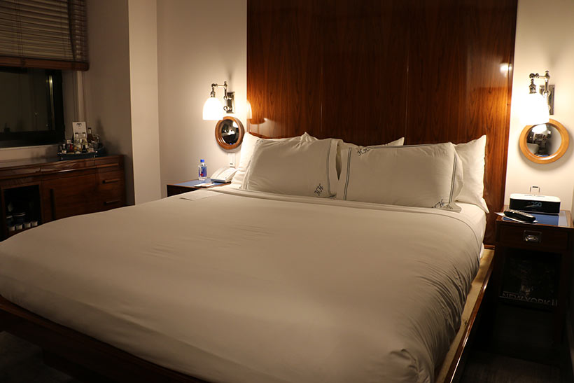 Quarto preparado para mais uma boa noite de sono em Manhattan