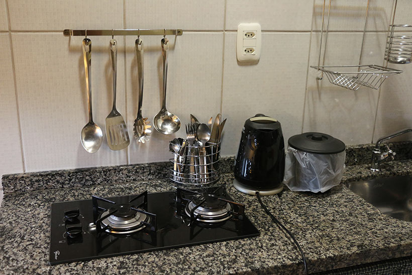 Fogão e utensílios domésticos na Villa Seychelles
