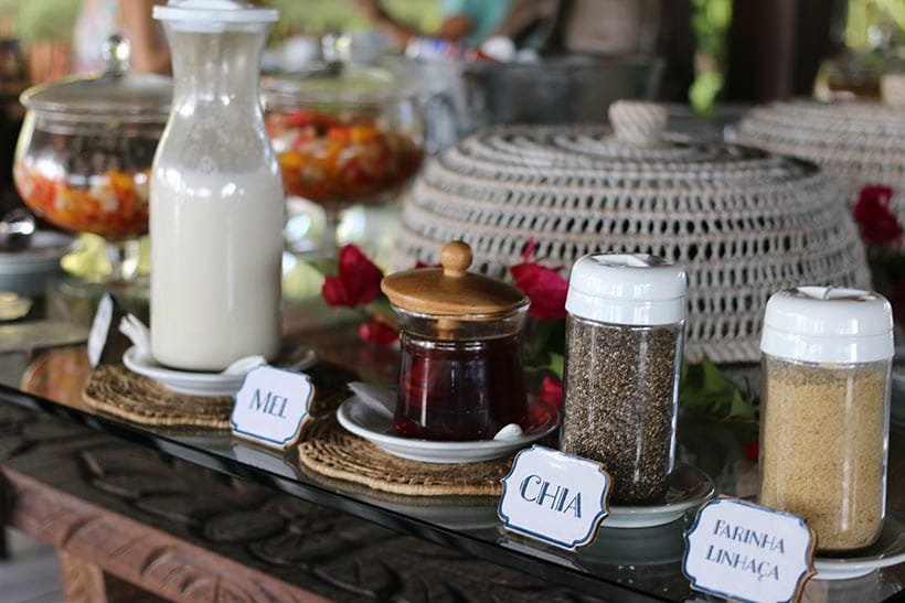 Mesa com produtos orgânicos e naturais