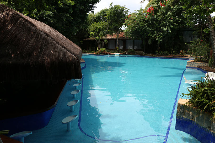 Bar molhado estruturado em uma das maiores piscinas da Pipa