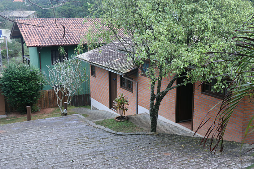 Pousada com cozinha, sala de estar aposentos e banheiro
