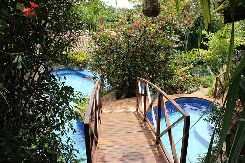 Belos caminhos conectam as dependências do Resort Sombra e Água Fresca