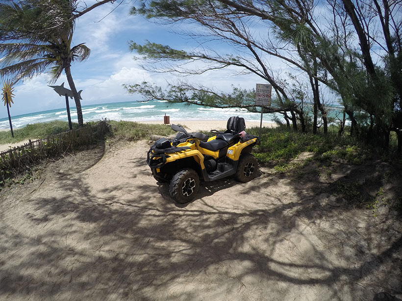 Quadriciclo estacionado ao lado da praia em Barra do Cunhaú