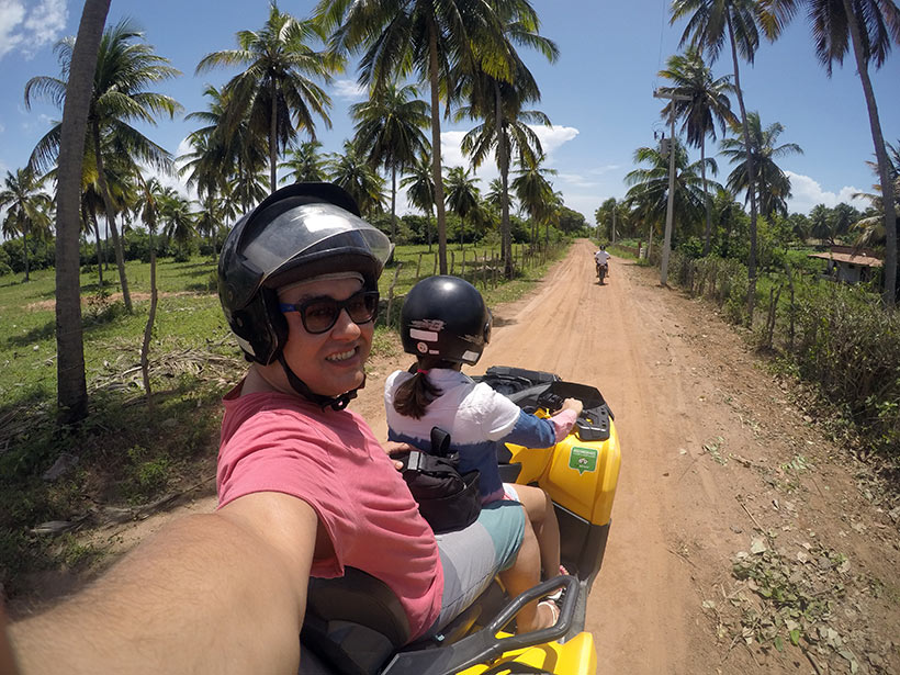 Partindo para um passeio de quadriciclo nos arredores de Pipa