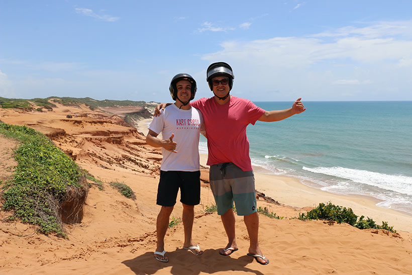 Paradas no Mirante Praia do Amor e Pedra da Pipa, passando pela Praia das Minas, Falésias, Morro Vermelho
