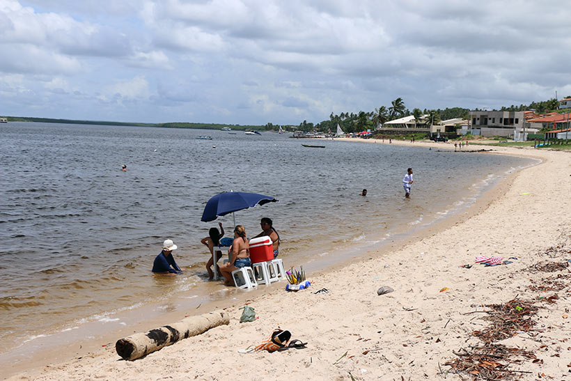 Gente da região desfrutando das águas refrescantes do rio