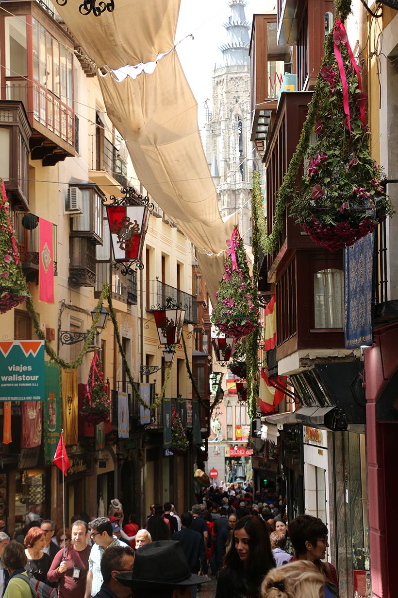 Turistas caminham pelas ruas de Toledo