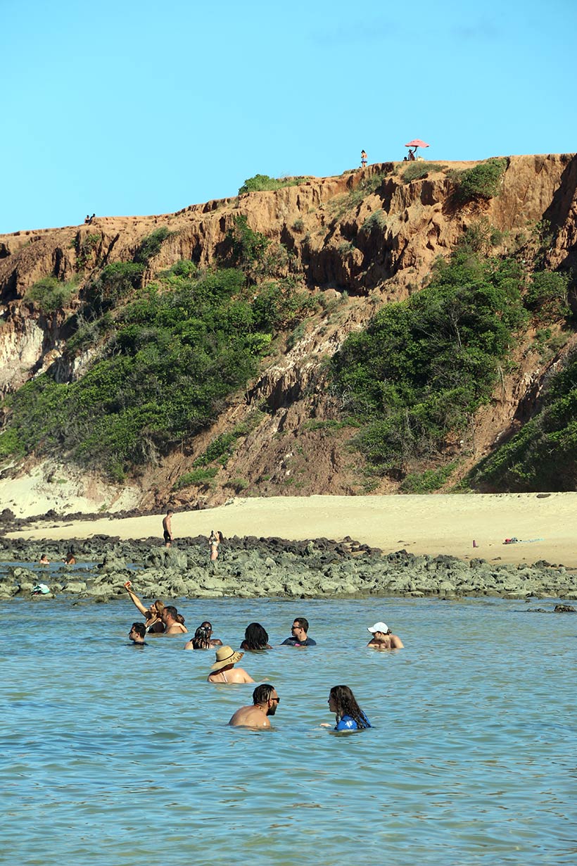 Turistas tomando banho nas piscinas naturais 