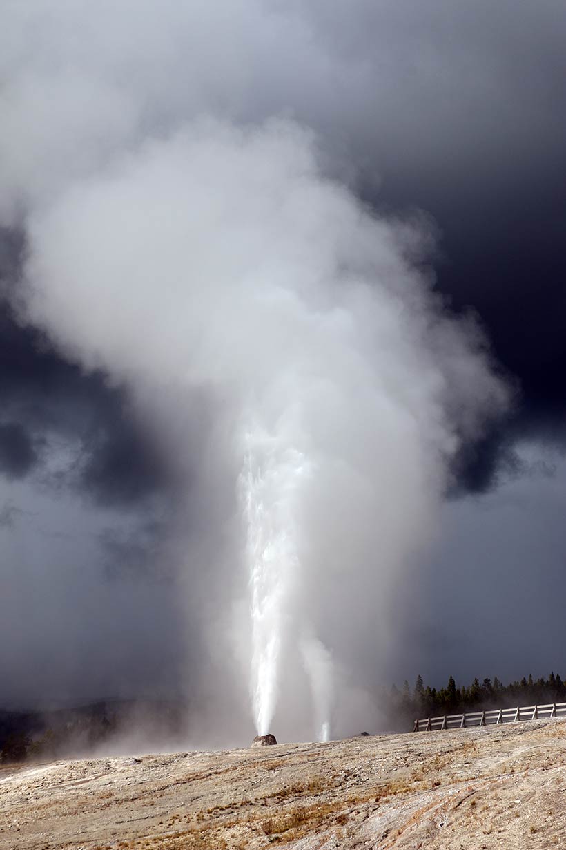 Costa Oeste dos Estados Unidos - Geiser em atividade no Yellowstone