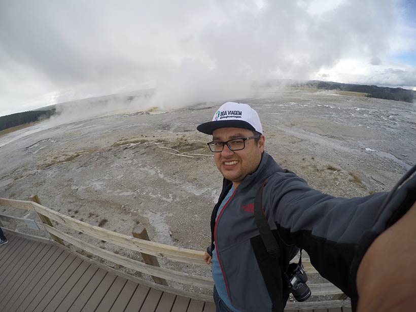 Em uma das passarelas para as atrações do Yellowstone