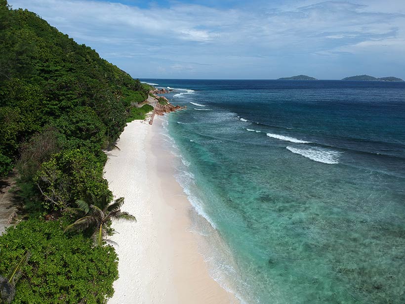 Uma das praias desertas de La Digue