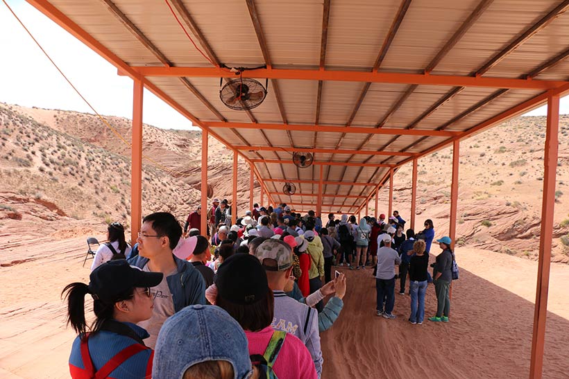 Fila pra realizar o passeio que leva até o Canyon Antelope