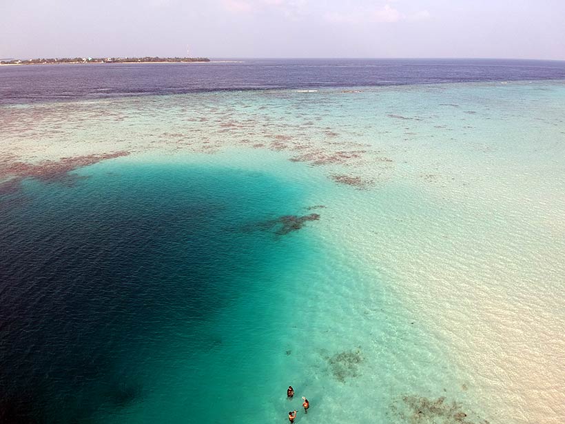 No banco de areia, avistando Mahibadhoo ao fundo