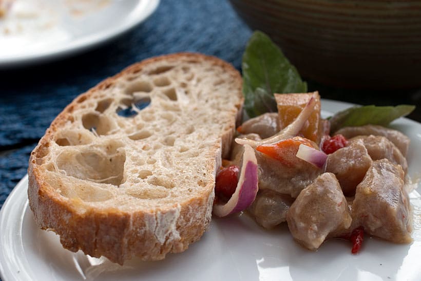 Ceviche com pão fresco produzido no próprio O Pico