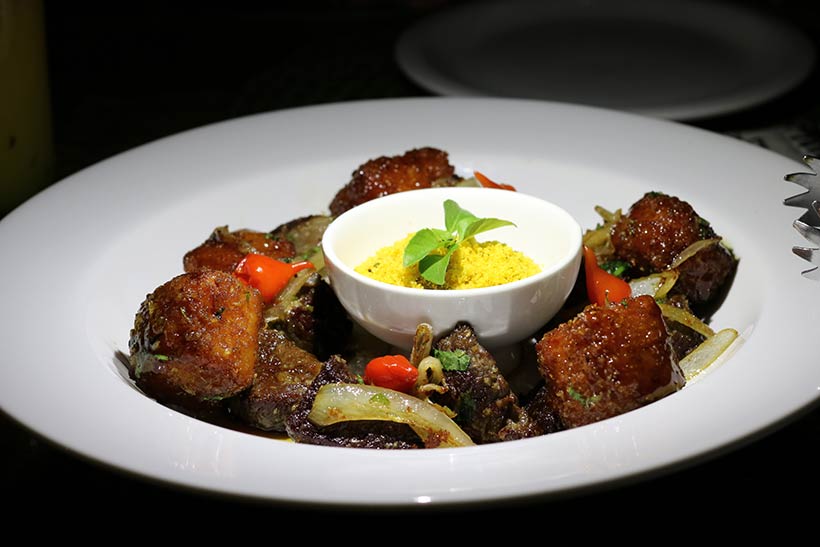 Entradinha do nosso jantar: carne de sol acebolada com farofinha e pimenta biquinho
