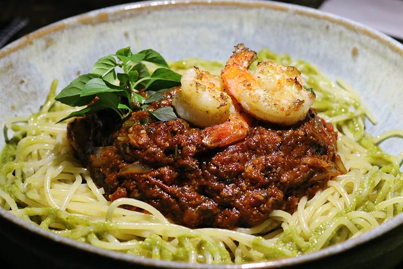 Belo prato de pasta ao pesto com camarões em Fernando de Noronha