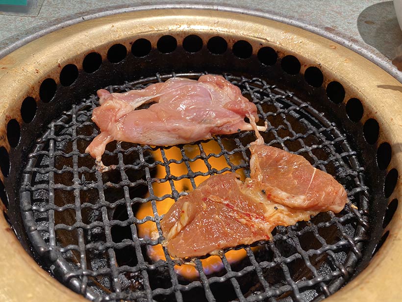 Frango e porco sendo assados no estilo coreano - Korean BBQ em Vancouver