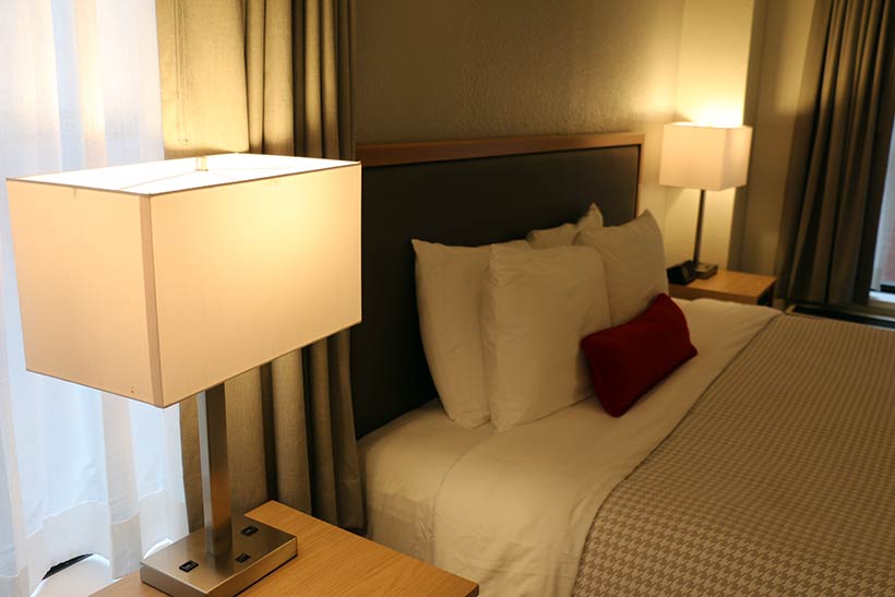 Iluminação e quarto no hotel St. Clair em Chicago