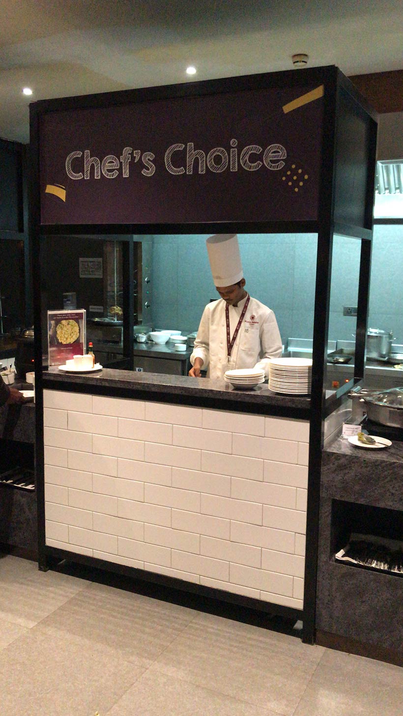 Comida sendo preparada na hora no aeroporto de Bangalore