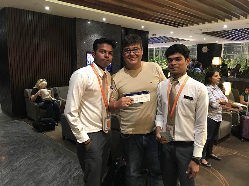 No aeroporto de Bangalore, trocando os tickets em uma conexão na Índia