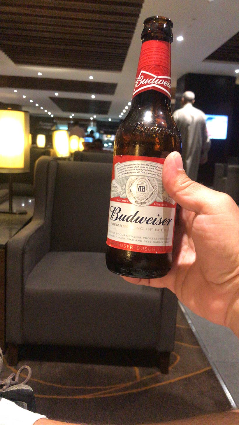 Tomando cerveja no VIP Lounge de Bangalore em uma conexão na Índia