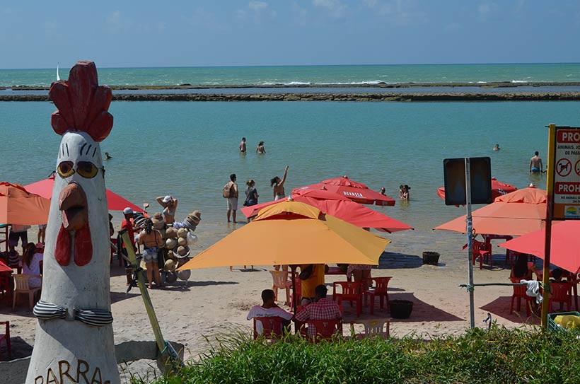 Barracas em praia próxima a Porto de Galinhas