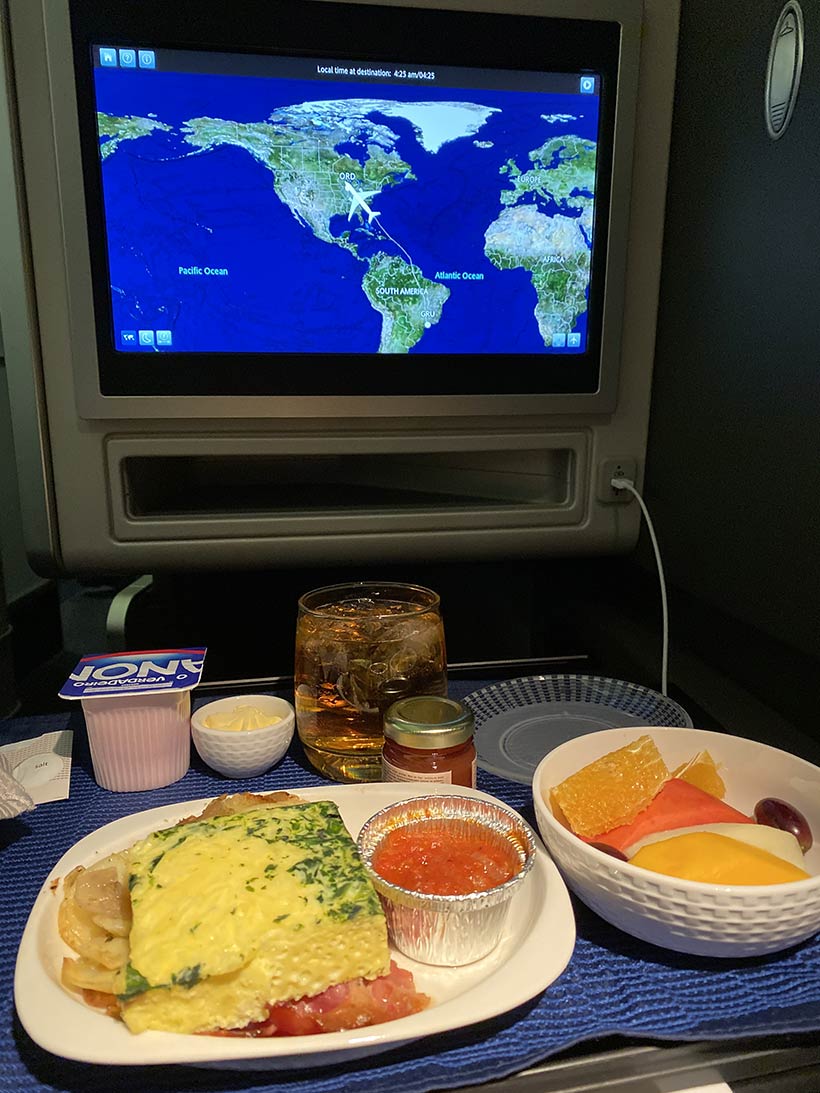 Café da Manhã chegando ao destino final na classe executiva