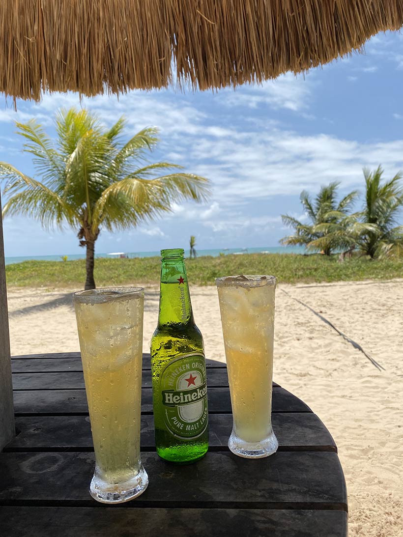 Tomando heinekens na praia de Maragogi