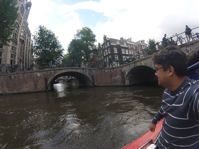 Passeio de barco pelos canais de Amsterdam