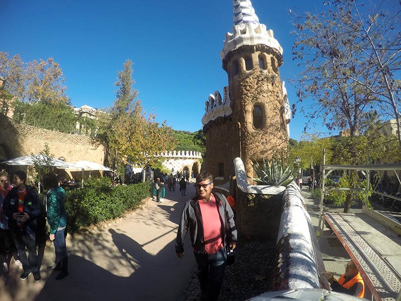 Dia lindo de céu azul e sol a pino no Parque Guell