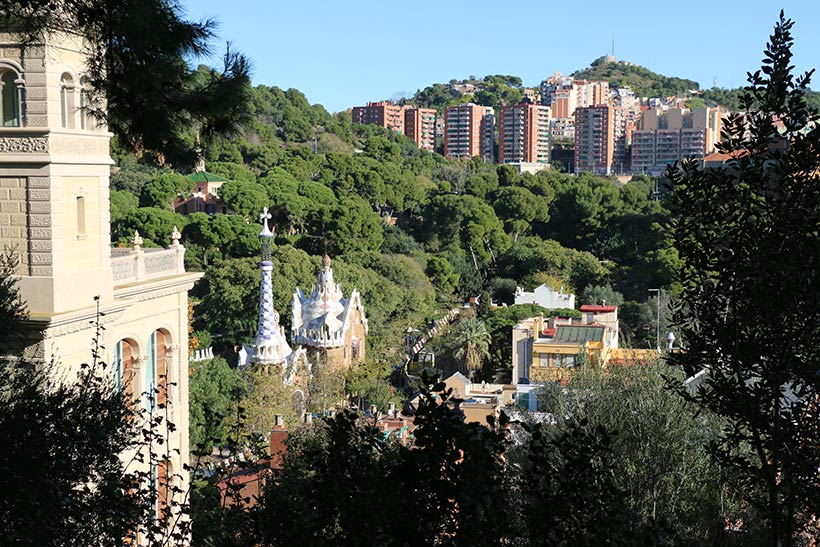 Muito verde nas paisagens ofercidas pelo Parque Guell a seus visitantes