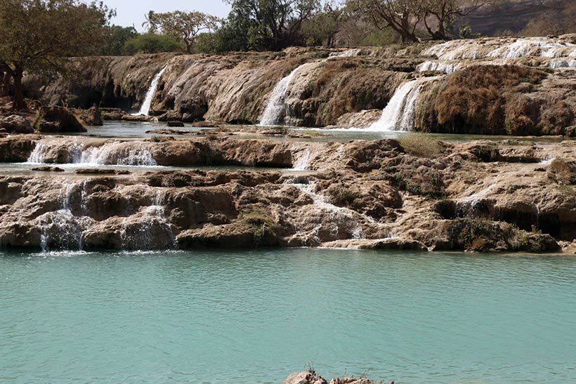 Águas cristalinas no Wadi Darbat, em Salalah, Omã