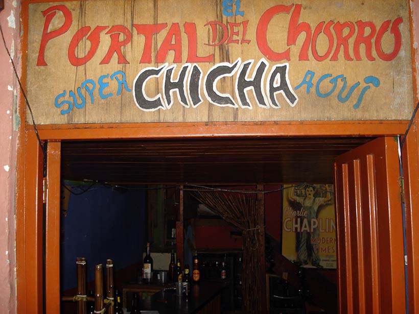 Tomar chicha morada no bairro La Candelaria