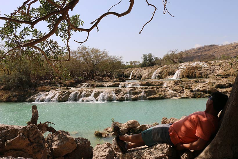Descansando na sombra do oásis Wadi Darbat
