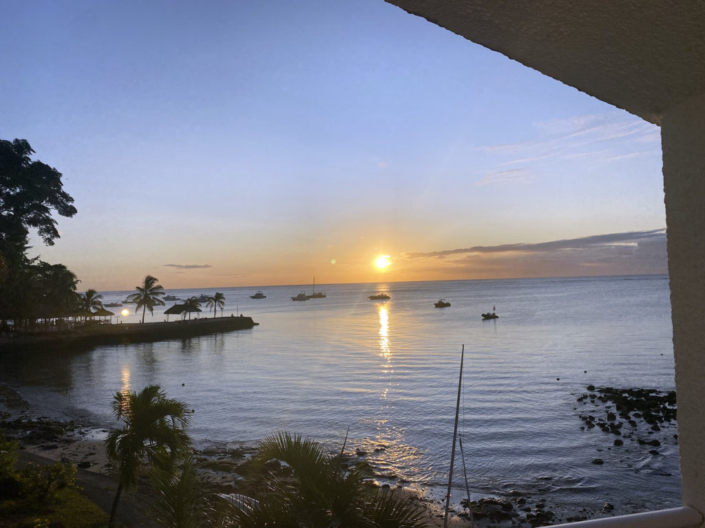 Pôr do sol na varanda da pousada em Trou-Aux-Biches